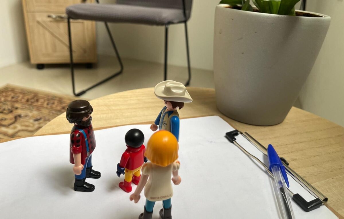 Sesion de terapia en una consulta luminosa y tranquila